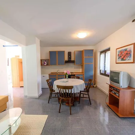 1 Apartment *