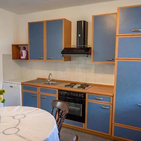 1 Apartment *