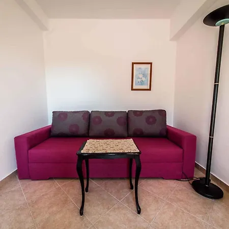 1 Apartment *